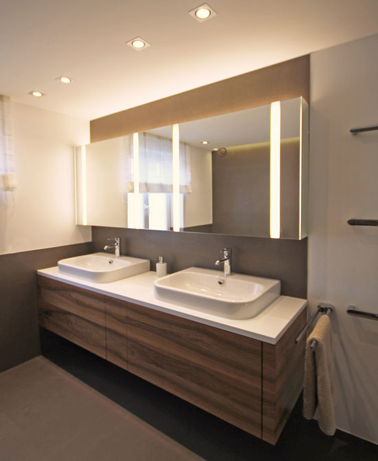 Innenarchitekt Andreas Ptatscheck, München, baute das Einfamilienhaus um und plante die Innenarchitektur und das Interior Design für das Bad mit Badewanne und Dusche.
