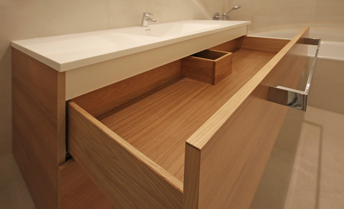 Innenarchitekt Andreas Ptatscheck, München, plante das Badezimmer des Bauträgers um und konstruierte Waschtisch und Spiegelschrank.