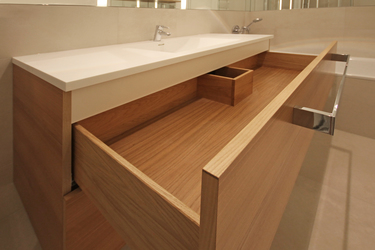 Innenarchitekt Andreas Ptatscheck, München, plante das Badezimmer des Bauträgers um und konstruierte Waschtisch und Spiegelschrank.