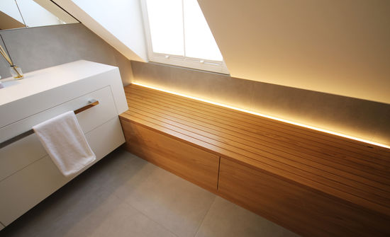 Innenarchitekt Andreas Ptatscheck, München berät Sie zu allen Themen der Innenarchitektur und des Interior Design, z.B. zum Badezimmer. Das Beispiel zeigt einen Waschtisch mit Ruhebank.