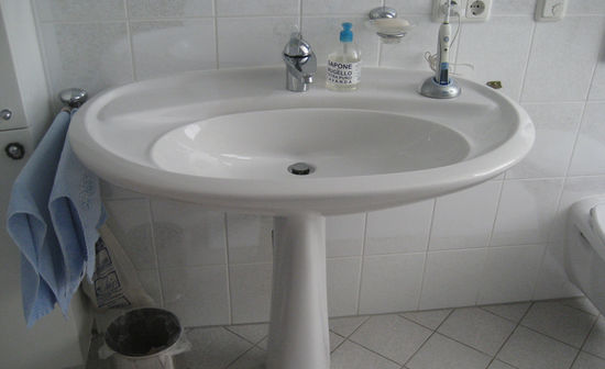 Innenarchitekt Andreas Ptatscheck, München, baute das Badezimmer zu einem Wellnessbad um. Das Foto zeigt den Waschtisch vor der Sanierung.