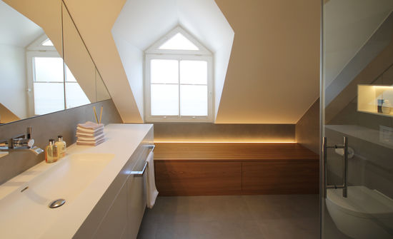 Innenarchitekt Andreas Ptatscheck, München berät Sie zu allen Themen der Innenarchitektur und des Interior Design, z.B. zum Badezimmer. Das Beispiel zeigt einen Waschtisch und eine Dusche.