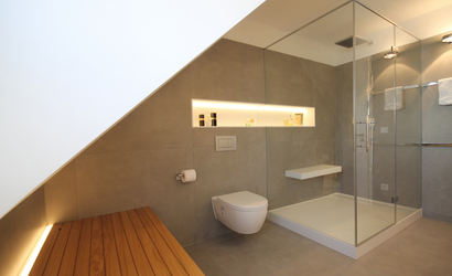 Innenarchitekt Andreas Ptatscheck, München berät Sie zu allen Themen der Innenarchitektur und des Interior Design, z.B. zum Badezimmer. Das Beispiel zeigt eine Duschkabine mit Regendusche.