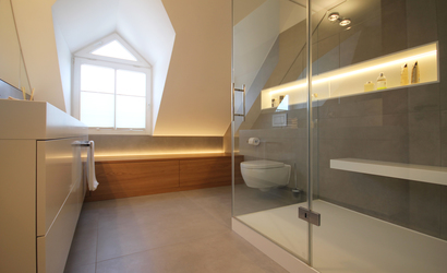Innenarchitekt Andreas Ptatscheck, München berät Sie zu allen Themen der Innenarchitektur und des Interior Design, z.B. zum Badezimmer. Das Beispiel zeigt ein beleuchtetes Duschfach.