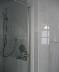 Innenarchitekt Andreas Ptatscheck, München, baute das Badezimmer zu einem Wellnessbad um. Das Foto zeigt die Dusche vor dem Umbau.