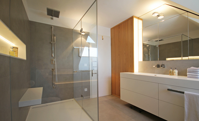 Innenarchitekt Andreas Ptatscheck, München berät Sie zu allen Themen der Innenarchitektur und des Interior Design, z.B. zum Badezimmer. Das Beispiel zeigt einen Waschtisch mit Spiegelschrank.
