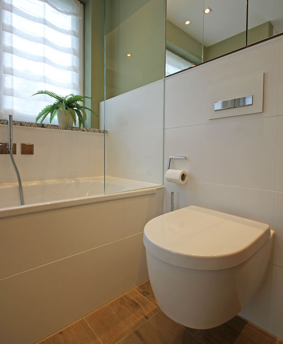 Innenarchitekt Andreas Ptatscheck, München, optimierte den Grundriss des Bauträgers und definierte Innenarchitektur und Interior Design für das Badezimmer mit Hänge-WC.