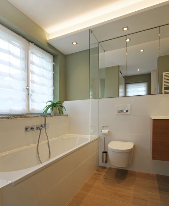 Innenarchitekt Andreas Ptatscheck, München, optimierte den Grundriss des Bauträgers und definierte Innenarchitektur und Interior Design für das Badezimmer mit Badewanne.
