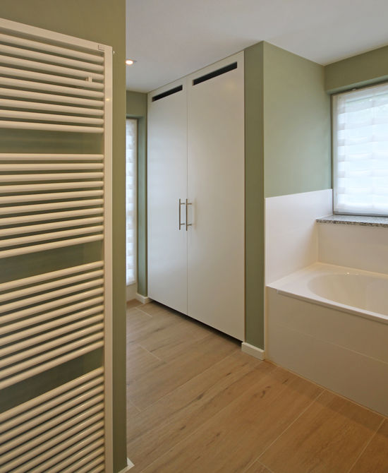 Innenarchitekt Andreas Ptatscheck, München, optimierte den Grundriss des Bauträgers und definierte Innenarchitektur und Interior Design für das Badezimmer mit Handtuchtrockner.