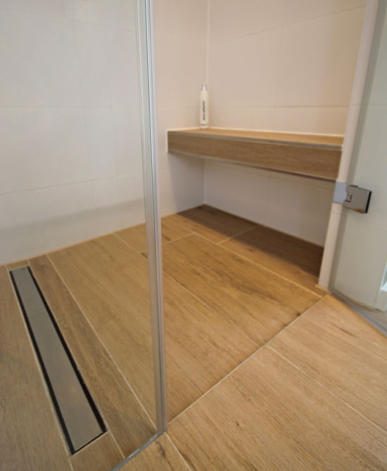 Innenarchitekt Andreas Ptatscheck, München, optimierte den Grundriss des Bauträgers und definierte Innenarchitektur und Interior Design für das Badezimmer mit Ablaufrinne.