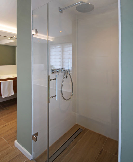 Innenarchitekt Andreas Ptatscheck, München, optimierte den Grundriss des Bauträgers und definierte Innenarchitektur und Interior Design für das Badezimmer mit Regenbrause.
