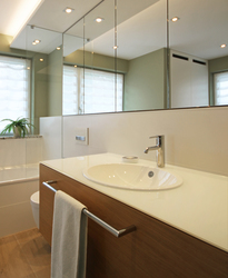 Innenarchitekt Andreas Ptatscheck, München, optimierte den Grundriss des Bauträgers und definierte Innenarchitektur und Interior Design für das Badezimmer mit Waschtisch.
