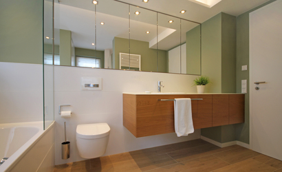 Innenarchitekt Andreas Ptatscheck, München, optimierte den Grundriss des Bauträgers und definierte Innenarchitektur und Interior Design für das Badezimmer mit Wandfliesen.