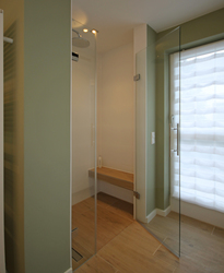 Innenarchitekt Andreas Ptatscheck, München, optimierte den Grundriss des Bauträgers und definierte Innenarchitektur und Interior Design für das Badezimmer mit Dusche.