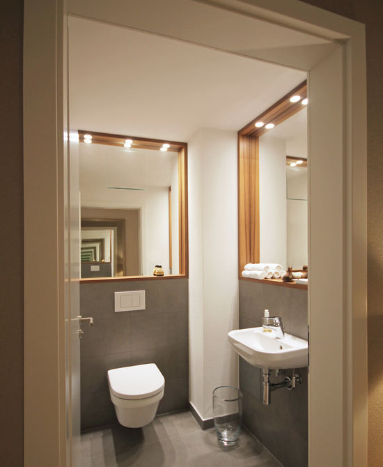 Innenarchitekt und Interior Designer Andreas Ptatscheck, München, plante die Neubauwohnung des Bauträgers um und entwickelte die Innenarchitektur und das Interior Design für das Gäste-WC.