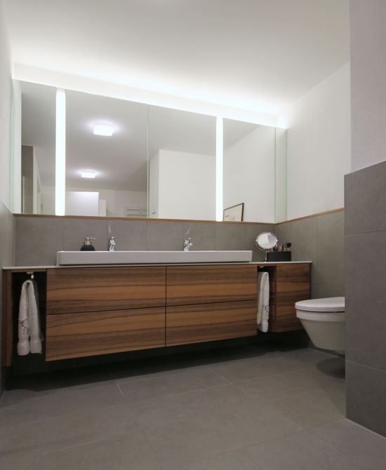 Innenarchitekt und Interior Designer Andreas Ptatscheck, München, plante den Innenausbau der Neubauwohnung und entwarf die Innenarchitektur und das Interior Design für das Badezimmer mit Waschtisch.