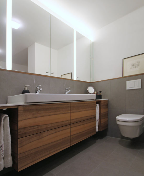 Innenarchitekt und Interior Designer Andreas Ptatscheck, München, plante den Innenausbau der Neubauwohnung und entwarf die Innenarchitektur und das Interior Design für das Badezimmer mit Waschtisch und Spiegelschrank.