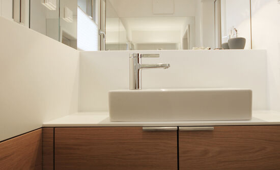 Innenarchitekt und Interior Designer Andreas Ptatscheck, München, bietet in seinem Büro für Innenarchitektur und Interior Design Planung und Beratung für Bäder und Gäste-WC mit Spiegel und Waschtisch.