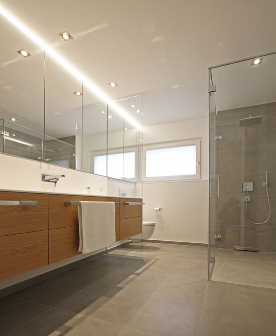 Innenarchitekt Andreas Ptatscheck, München, plante den Grundriss des Bauträgers um und optimierte die Innenarchitektur und das Interior Design des Bades durch ein Lichtkonzept.