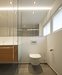 Innenarchitekt Andreas Ptatscheck, München, plante das Badezimmer des Bauträgers um und konstruierte Waschtisch und Spiegelschrank.