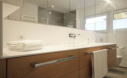 Innenarchitekt Andreas Ptatscheck, München, plante den Grundriss des Bauträgers um und definierte die Innenarchitektur und das Interior Design für das Badezimmer als Duschbad.