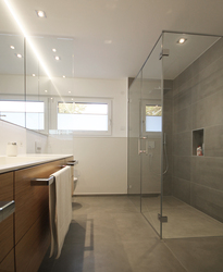 Innenarchitekt Andreas Ptatscheck, München, plante den Grundriss des Bauträgers um und optimierte die Innenarchitektur und das Interior Design des Badezimmers mit einem Waschtisch, einem Spiegelschrank und einer großen Duschkabine.
