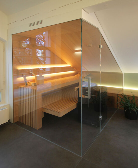 Innenarchitekt Andreas Ptatscheck, München berät Sie zu allen Themen der Innenarchitektur und des Interior Design, z.B. zum Badezimmer. Das Beispiel zeigt eine Sauna mit indirekter Beleuchtung.