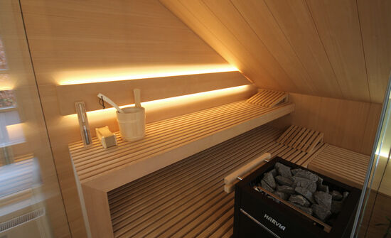 Innenarchitekt Andreas Ptatscheck, München berät Sie zu allen Themen der Innenarchitektur und des Interior Design, z.B. zum Wellnessbad. Das Beispiel zeigt den Innenraum einer Sauna mit Saunabank.