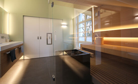 Innenarchitekt Andreas Ptatscheck, München berät Sie zu allen Themen der Innenarchitektur und des Interior Design, z.B. zum Badezimmer. Das Beispiel zeigt den Waschtisch und eine Sauna.