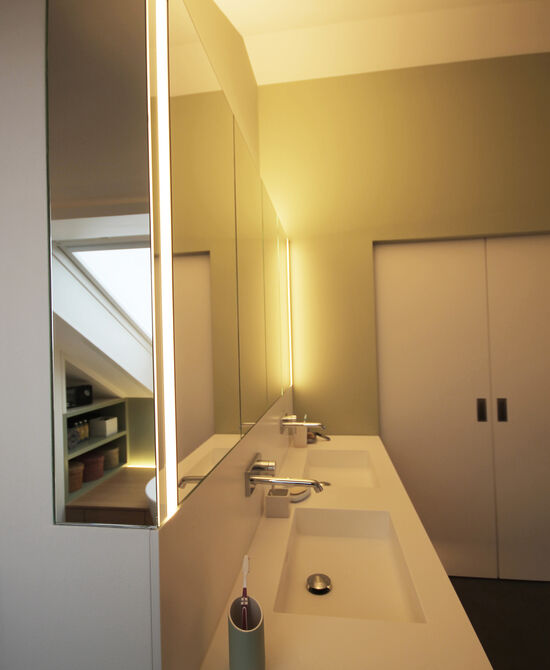 Innenarchitekt Andreas Ptatscheck, München berät Sie zu allen Themen der Innenarchitektur und des Interior Design, z.B. zum Badezimmer. Das Beispiel zeigt einen Doppelwaschtisch mit Spiegelschrank.