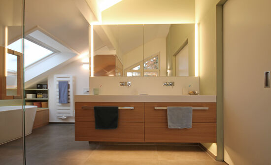 Innenarchitekt Andreas Ptatscheck, München berät Sie zu allen Themen der Innenarchitektur und des Interior Design, z.B. zum Badezimmer. Das Beispiel zeigt einen Spiegelschrank mit Beleuchtung.