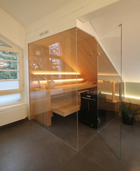 Innenarchitekt Andreas Ptatscheck, München berät Sie zu allen Themen der Innenarchitektur und des Interior Design, z.B. zum Badezimmer mit Wellnessbereich. Das Beispiel zeigt eine Sauna mit Glaswaenden.