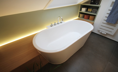 Innenarchitekt Andreas Ptatscheck, München berät Sie zu allen Themen der Innenarchitektur und des Interior Design, z.B. zum Badezimmer. Das Beispiel zeigt eine freistehende Badewanne mit indirekter Beleuchtung.