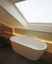 Innenarchitekt Andreas Ptatscheck, München berät Sie zu allen Themen der Innenarchitektur und des Interior Design, z.B. zum Badezimmer. Das Beispiel zeigt eine Badewanne unter einem Dachflaechenfenster.