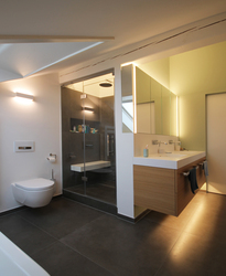 Innenarchitekt Andreas Ptatscheck, München berät Sie zu allen Themen der Innenarchitektur und des Interior Design, z.B. zum Badezimmer. Das Beispiel zeigt die Dusche mit Regenbrause und Sitzbank.