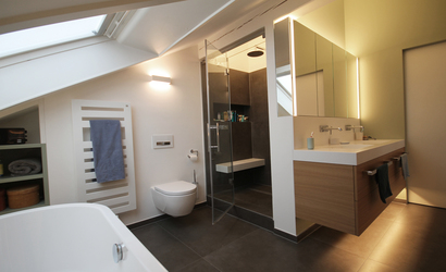 Innenarchitekt Andreas Ptatscheck, München berät Sie zu allen Themen der Innenarchitektur und des Interior Design, z.B. zum Badezimmer. Das Beispiel zeigt die Duschkabine mit Seifenfach.