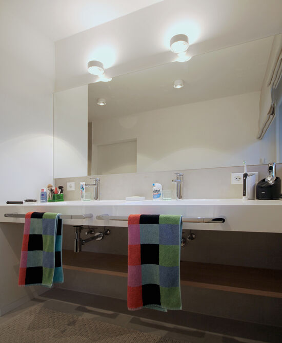 Innenarchitekt und Interior Designer Andreas Ptatscheck, München, bietet in seinem Büro für Innenarchitektur und Interior Design Beratung und Planung für komfortable Waschtische.