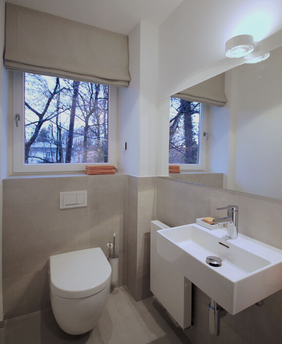 Innenarchitekt und Interior Designer Andreas Ptatscheck, München, bietet in seinem Büro für Innenarchitektur und Interior Design Beratung und Planung für komfortable WC-Räume und Badezimmer.
