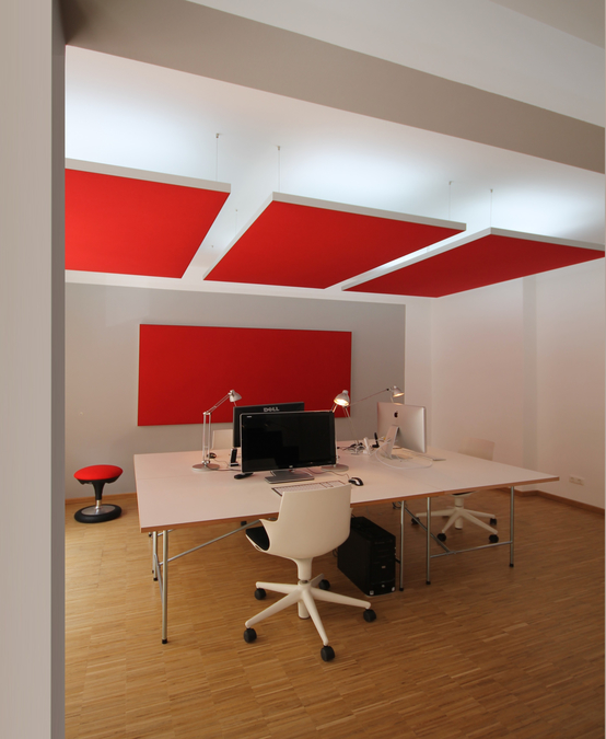 Akustisch wirksame Deckensegel über den Arbeitsplätzen dämpfen den Geräuschepegel im Raum, sie dienen der Deckengestaltung und tragen die indirekte Deckenbeleuchtung.