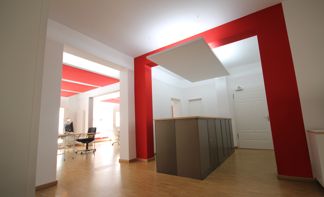 Halbhohe Stauschränke wurden in den Flur verlegt und mit einer Tischplatte versehen. Hierdurch wurde ein neuer Ort für Kommunikation an zentraler Stelle geschaffen.