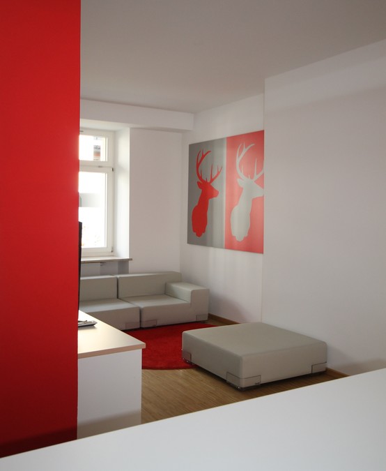 Die halbhohen Aktenschränke wurden im Zentrum des Flures aufgestellt und mit einer Tischplatte belegt, so entstand ein kommunikativer Treffpunkt zum kreativen Austausch im Büro.