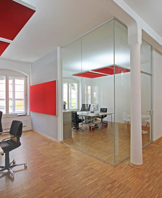 Innenarchitekt Andreas Ptatscheck, München, erstellte die Büroplanung und entwarf die Innenarchitektur und das Interior Design für das Großraumbüro mit Glaswänden.