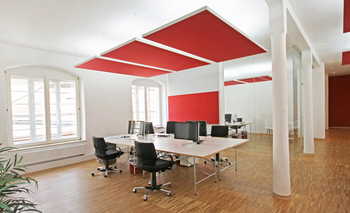 Innenarchitekt Andreas Ptatscheck, München, erstellte die Büroplanung und entwarf die Innenarchitektur und das Interior Design für das Großraumbüro.
