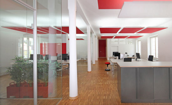 Innenarchitekt Andreas Ptatscheck, München, erstellte die Büroplanung und entwarf die Innenarchitektur und das Interior Design für das Großraumbüro und den Eingangsbereich.