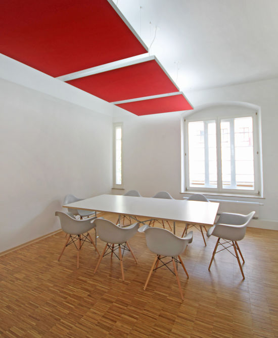 Innenarchitekt Andreas Ptatscheck, München, erstellte die Büroplanung und entwarf die Innenarchitektur und das Interior Design für das Großraumbüro mit Akustikelementen.