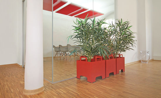 Innenarchitekt Andreas Ptatscheck, München, erstellte die Büroplanung und entwarf die Innenarchitektur und das Interior Design für das Großraumbüro und den Konferenzraum.