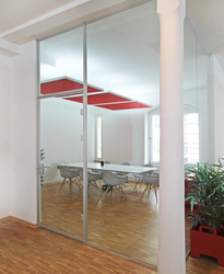 Innenarchitekt Andreas Ptatscheck, München, erstellte die Büroplanung und entwarf die Innenarchitektur und das Interior Design für das Großraumbüro und den Besprechungsraum.
