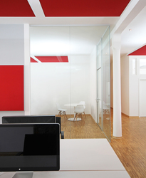 Innenarchitekt Andreas Ptatscheck, München, erstellte die Büroplanung und entwarf die Innenarchitektur und das Interior Design für das Großraumbüro mit Glastrennwänden.