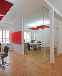 Innenarchitekt Andreas Ptatscheck, München, erstellte die Büroplanung und entwarf die Innenarchitektur und das Interior Design für das Großraumbüro mit Glaswänden.