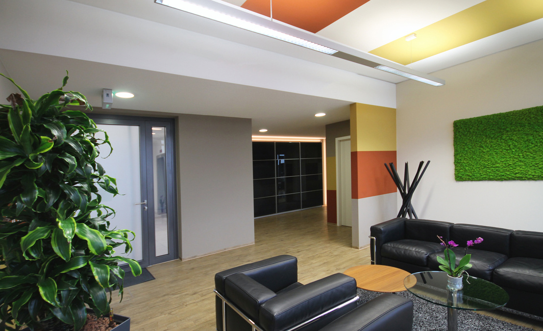 Innenarchitekt Andreas Ptatscheck, München, plante die Büroetage und entwarf den Eingangsbereich mit Lounge und Garderobe.